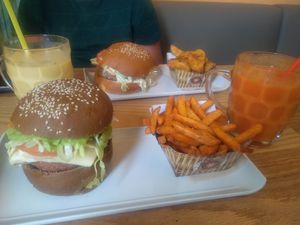 La primera hamburguesa es una Beyond con batatas fritas perfectas y un batido de papaya y zanahoria. Hay varias opciones de hamburguesa de falafel, de soja, Frankfurt de soja... at Natural Burguer - Avda. Mesa y Lopez in Gran Canaria