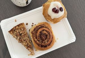 Birne-Nuss-Kuchen, Zimtschnecke, Zitronenmuffin  at Bubbles Café in Ludwigsburg