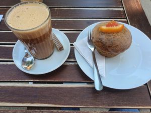 Cai Latte und Grapefruit Muffin at Bubbles Café in Ludwigsburg