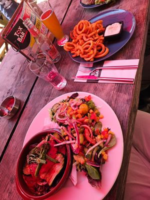Taartje en de curly fries at Tox Bar in Schiermonnikoog