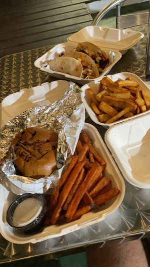 Bacon burger y tacos de pollo at Organic Food Kings in Miami