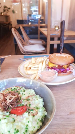 Spinatspätzle und Burger at Emmi's Kitchen - Werinherstr in Munich