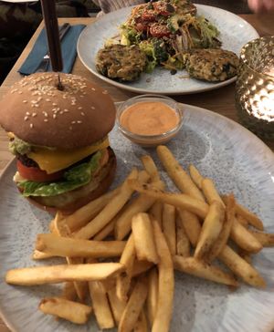 Crispy jalapeño burger & kaaspressknödel with salad  at Emmi's Kitchen - Werinherstr in Munich