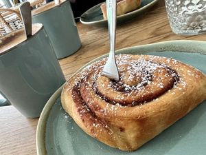 cinnamon roll vegan  at Emmi's Kitchen - Werinherstr in Munich