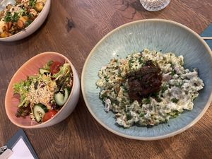 Spinatspätzle mit Beilagensalat  at Emmi's Kitchen - Werinherstr in Munich