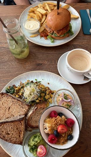 Italian Burger & Emmi‘s Breakfast  at Emmi's Kitchen - Werinherstr in Munich