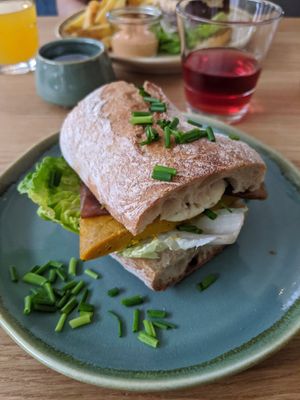 Omlettsandwich with homemade bacon at Emmi's Kitchen - Werinherstr in Munich