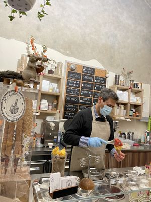 Vegan options are labeled with the green V at La Gelatiera in Florence