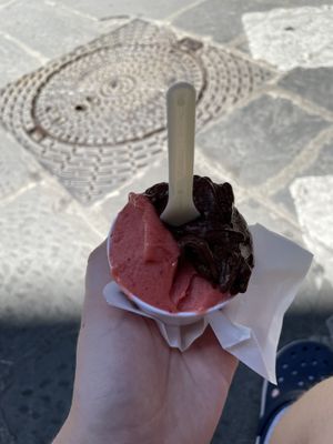 Fragola (strawberry) and cioccolatto (dark chocolate)  at La Gelatiera in Florence