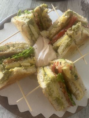 Club sandwich vegano con pesto di basilico e tofu affumicato   at Oasis Cafè in Treviso