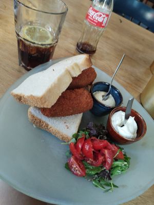 De vegan kroketten, op wit brood met boter en mosterd mayonaise. Heerlijk! at Noemme in Den Bosch