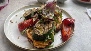 Humus met gegrilde groenten   at Bistro Tati in Turnhout