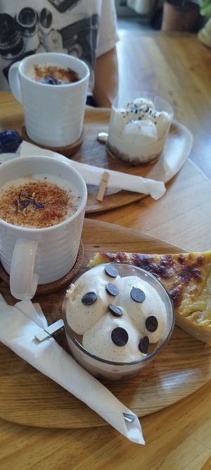 Café con pastel de flan y tarrina de mousse chocolate y chantillí at My Green Pastry in Porto