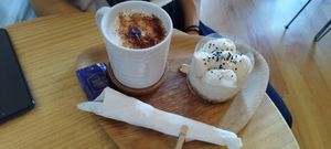 Café con pastel de merengue at My Green Pastry in Porto