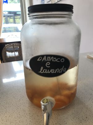 Eau aromatisée abricots lavande at My Green Pastry in Porto