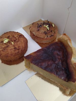 Bolo basco (recheio de cereja), tarte de café e flan at My Green Pastry in Porto