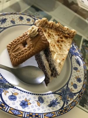 Chocolate base and Speculoos filling cake at Contribution in Louvain-la-neuve