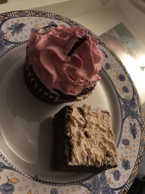 Cupcake and brownie at Contribution in Louvain-la-neuve