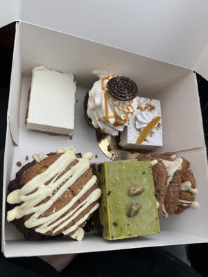 Cheesecakes, cupcake, brownies, et cookies.  at Contribution in Louvain-la-neuve