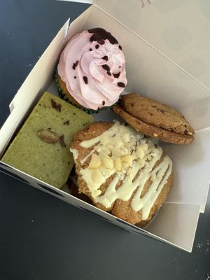 Brownie pistache, cupcake noix et fruits des bois, cookies chocolat blanc et noix de macadamia, cookies noisettes chocolat.,  at Contribution in Louvain-la-neuve