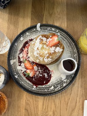 Protein Pancakes mit Ahornsirup  at Zina's Eatery in Vienna