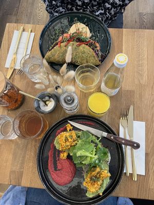 Omelett mit Rucola, Rotkraut, Tomaten und Balsamico (oben), Avocado Scrambled Tofu Toast mit Rote Rüben Hummus (unten)  at Zina's Eatery in Vienna