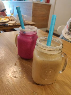 Smoothie coconut passion en primer plano at Lilo Cafe in Barcelona