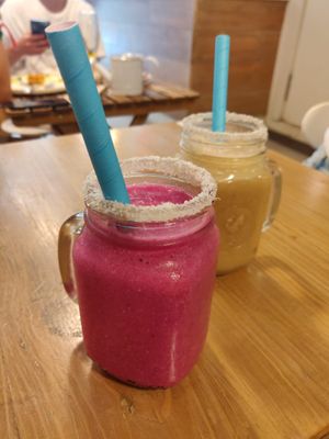 Smoothie pitahaya dragon en primer plano at Lilo Cafe in Barcelona