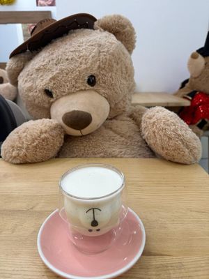Bear & coffee at Lilo Cafe in Barcelona