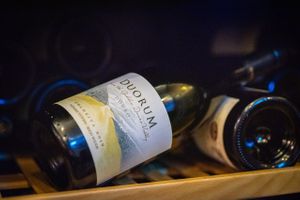 De aroma intenso, cor vermelha profunda, encontra neste vinho intensidade e grande persistência final. 
É servido? 
@duorumwines 

#gavino #gavinorestaurantebar #gavinorestau at Gavino Restaurante Bar in Funchal