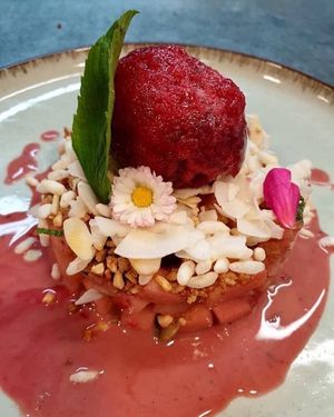 Crumble Vegan de maçã e frutos vermelhos. Com vontade de provar?  #vegan #veganfunchal #vegano #veganofunchal #funchal #crumblevegan #crumblevegano #ilhadamadeira #madeiraisland  at Gavino Restaurante Bar in Funchal