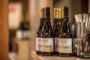 De aroma intenso, cor vermelha profunda, encontra neste vinho intensidade e grande persistência final. 
É servido? 
@duorumwines 

#gavino #gavinorestaurantebar #gavinorestau at Gavino Restaurante Bar in Funchal