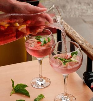 Após um passeio na zona velha, parada obrigatória para uma sangria super refrescante! #gavinorestaurantebar #gavino #cocktail #funchaloldtown #restaurante #madeiraisland at Gavino Restaurante Bar in Funchal