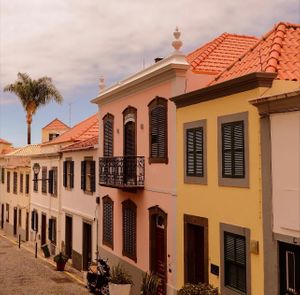 Após o almoço, um passeio pela nossa Zona Velha 🥰 #gavinorestaurantebar #gavinorestaurante #funchaloldtown  at Gavino Restaurante Bar in Funchal