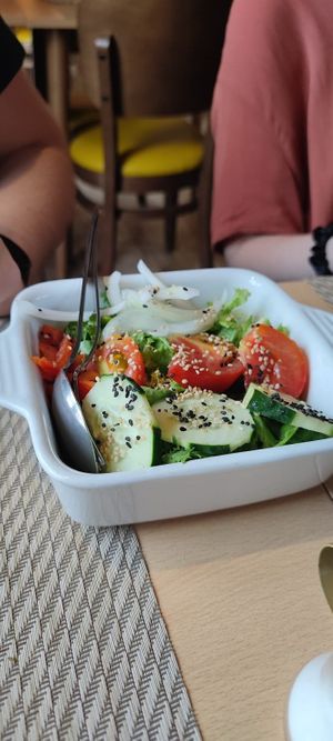 Vorspeisesalat zum selbst anmachen at Gavino Restaurante Bar in Funchal