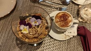 Apple Crumble & Cappuccino mit Haferdrink at Gavino Restaurante Bar in Funchal