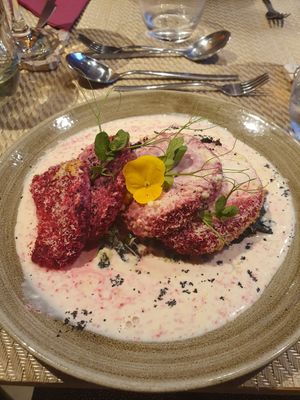 Rote Beete paniert in Kokosraspeln mit Mangold und Knoblauch at Gavino Restaurante Bar in Funchal