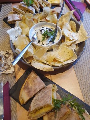 Veganer "Camembert" und Brot mit Knoblauchbutter at Gavino Restaurante Bar in Funchal