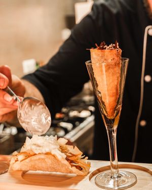 Finalização destas entradas deliciosas feitas pelo nosso chefe. Para acompanhar, um vinho branco! 

Venha visitar-nos! 
📪Rampa do corpo Santo, 1.º andar, antigo Casablanca at Gavino Restaurante Bar in Funchal