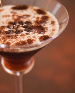 Para aqueles que apreciam um bom cocktail, o nosso expresso martini é uma ótima opção. #gavinorestaurantebar #gavinorestaurante #cocktails #madeiraisland #funchaloldtown at Gavino Restaurante Bar in Funchal