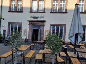Front, outdoor seating at Hans im Glück in Trier