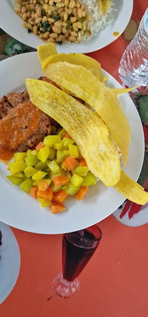 Vegetables, banana chips and veggie patty at Ananda in Managua