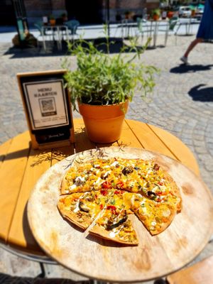 Flatbreadpizza hummus, groenten, feta, crème fraiche. Ook vegan verkrijgbaar. at Cafe Goos in Hoorn