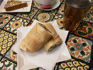 Wrap mit Falafel, Hummus und Gemüse. Der Karottenkuchen ist vegan und auch zum empfehlen. at Moses Cafe in Graz