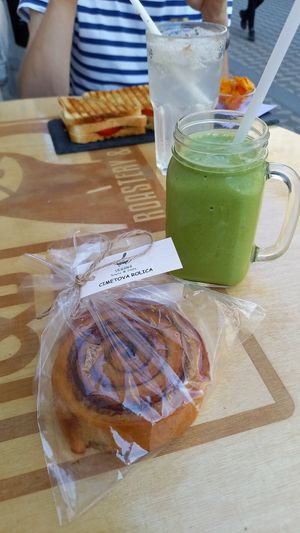 Vegan Cinnamon Roll and Detox Smoothie at R&B in Ljubljana