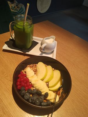 Green smoothie and granola bowl at R&B in Ljubljana