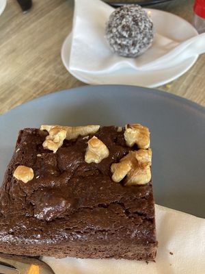 Vegan brownie and apple tart at L'Echo in Lausanne