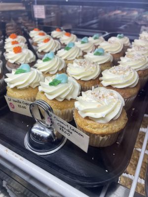 Más cupcakes #Veganuary at City Cakes and Cafe in Salt Lake City