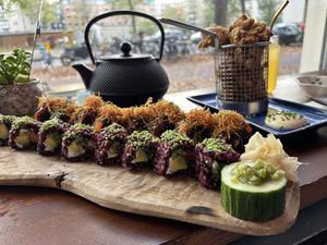Cheesy Tuna, Flambé Salmon en de Crunchy Wings    at Vegan Sushi Bar - Downtown in Amsterdam