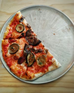 🍕🍕Pizza de verduras con amigos 🍕🍕 at Herbívoro- Chapinero in Bogota